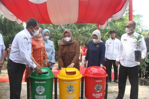 Peringati Hari Lingkungan Hidup, Nawal Lubis dan Sri Ayu Mihari Tabur Benih Ikan di Sungai Belutu